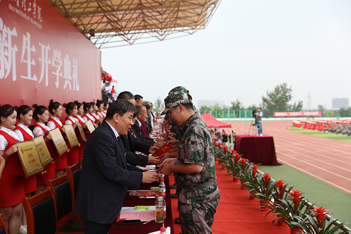 军政训练获奖单位和个人领奖