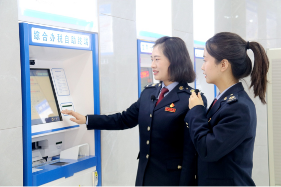 一分局工作人员通过在线直播为纳税人示范如何操作综合办税自助终端