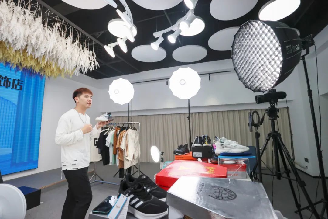 湖口县海山科技创新试验区的太子岁电商直播基地。郑飞华/摄