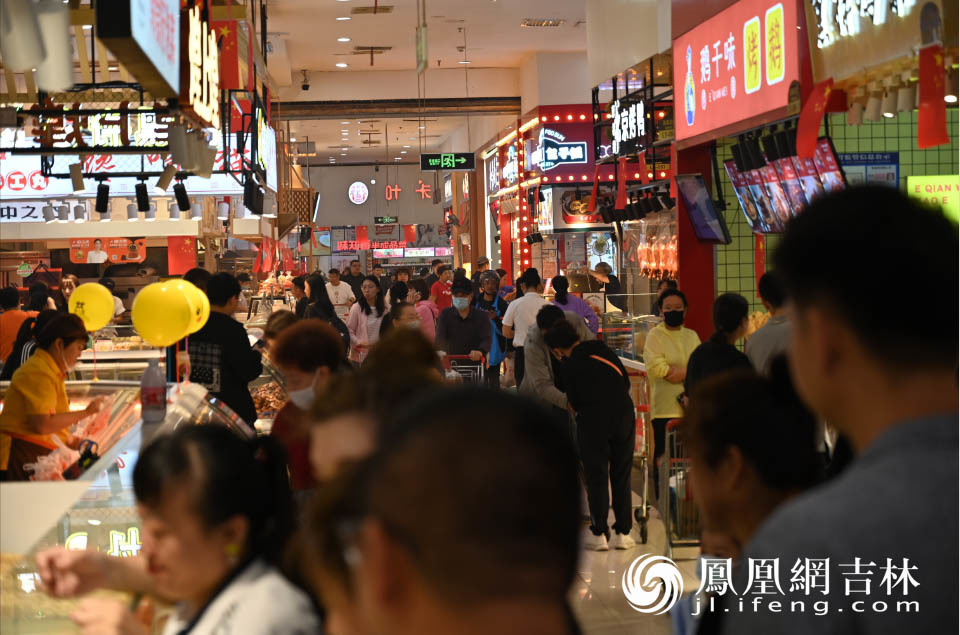 随着中秋和国庆双节的临近,吉林省各大商场的顾客数量开始增多。凤凰网吉林刘博义/图