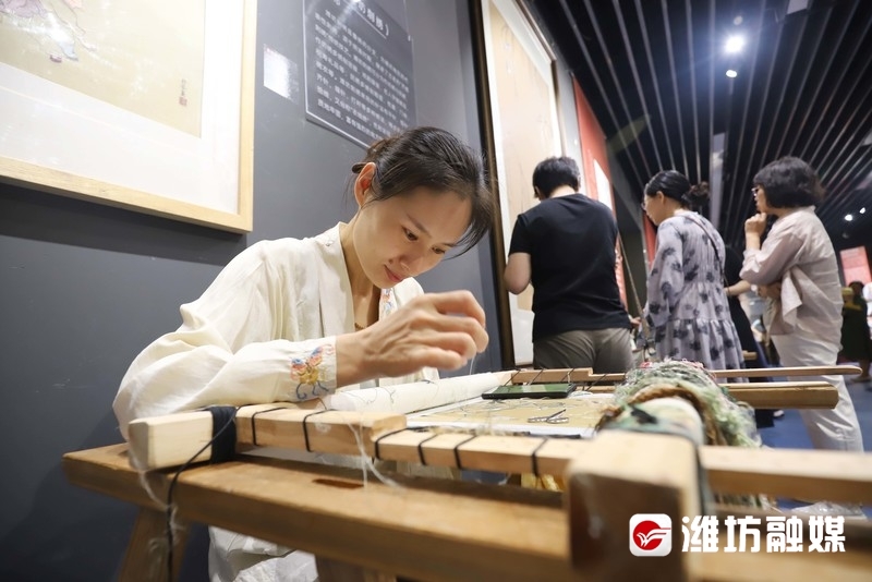 李银凤正在创作刺绣作品。