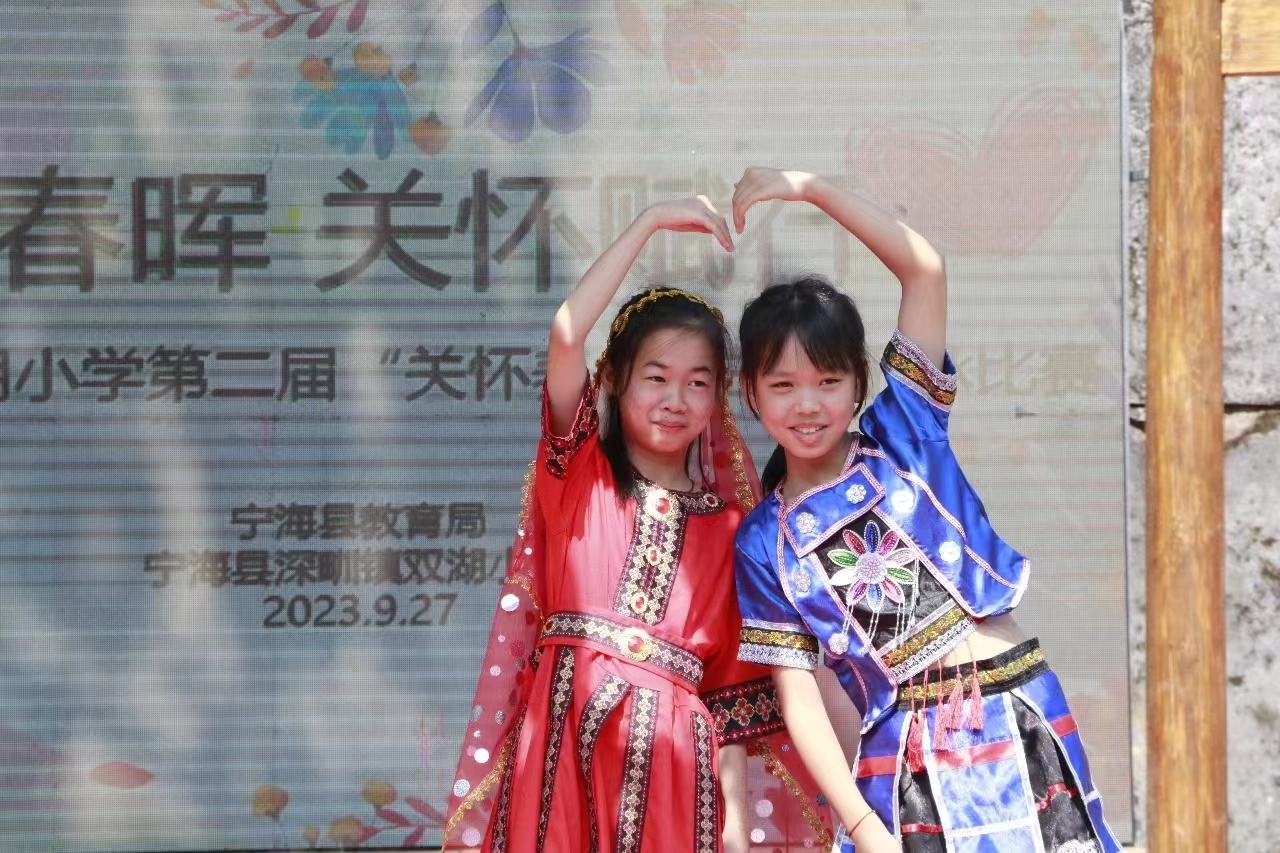 双湖小学校长李振阳表示,这次活动拉进了各民族学生之间的距离,大家