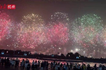 南昌市国庆烟花晚会彩排：5000余发烟花在夜空中绽放