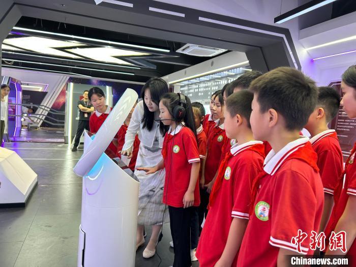 图为在江西九江市修水县何市镇中心小学AI科技馆，老师为学生们讲解科普知识。　黄淼林 摄