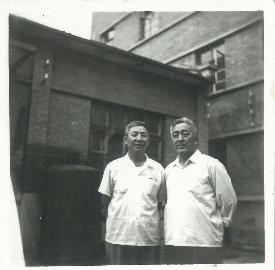 单宗吾（右一）