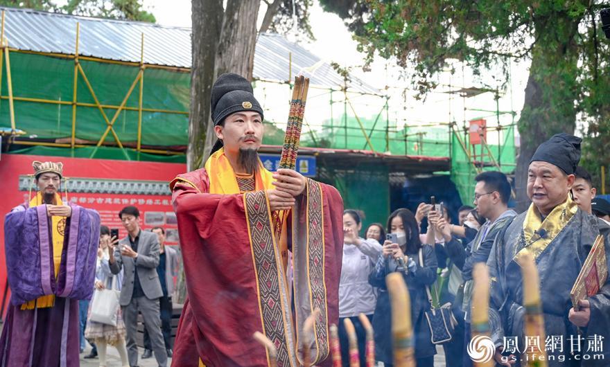 “房谋杜断”组合祭拜人文始祖伏羲