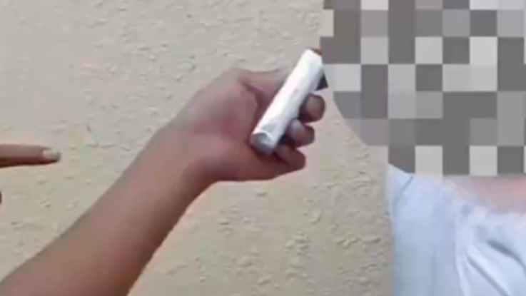 男孩遭多人围殴还被逼抽烟下跪，警方回应