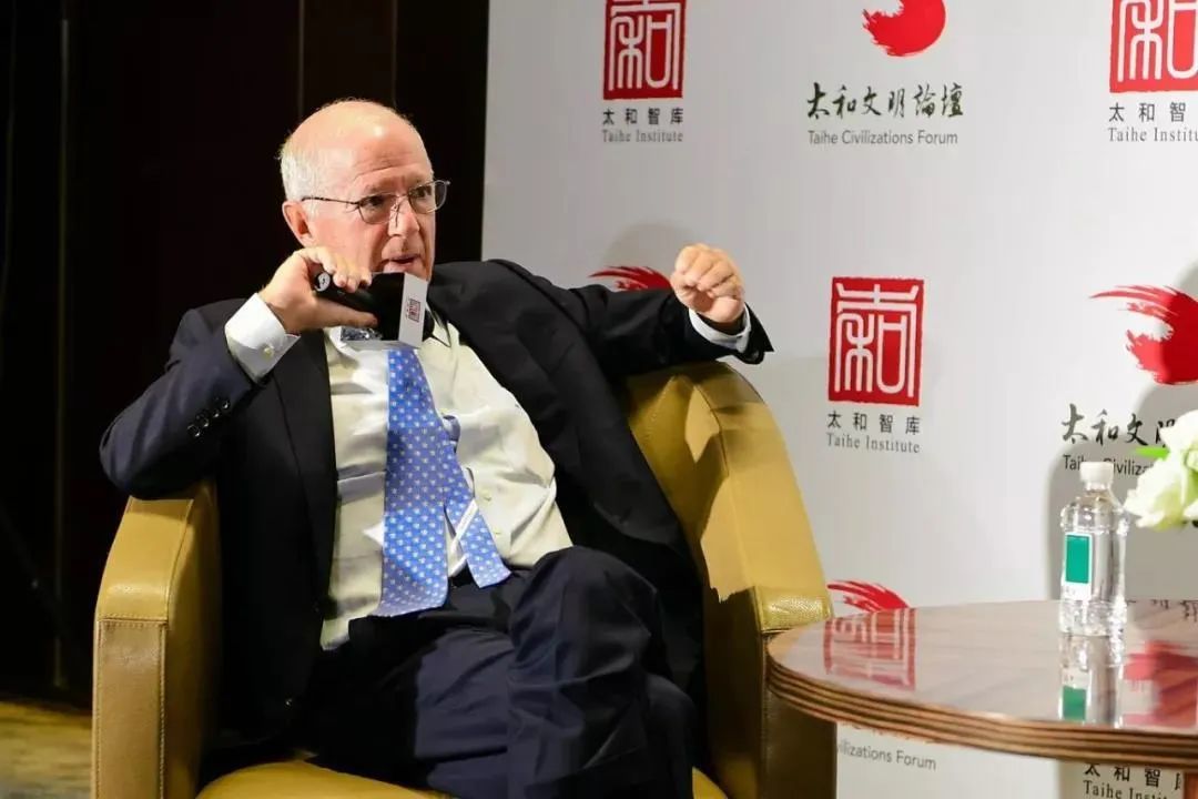 ▎史蒂芬&middot;欧伦斯，美中关系全国委员会会长。欧伦斯自2005年担任美中关系全国委员会会长至今，曾参与中美建交相关法律文件起草，见证了中美关系近40年的演变。