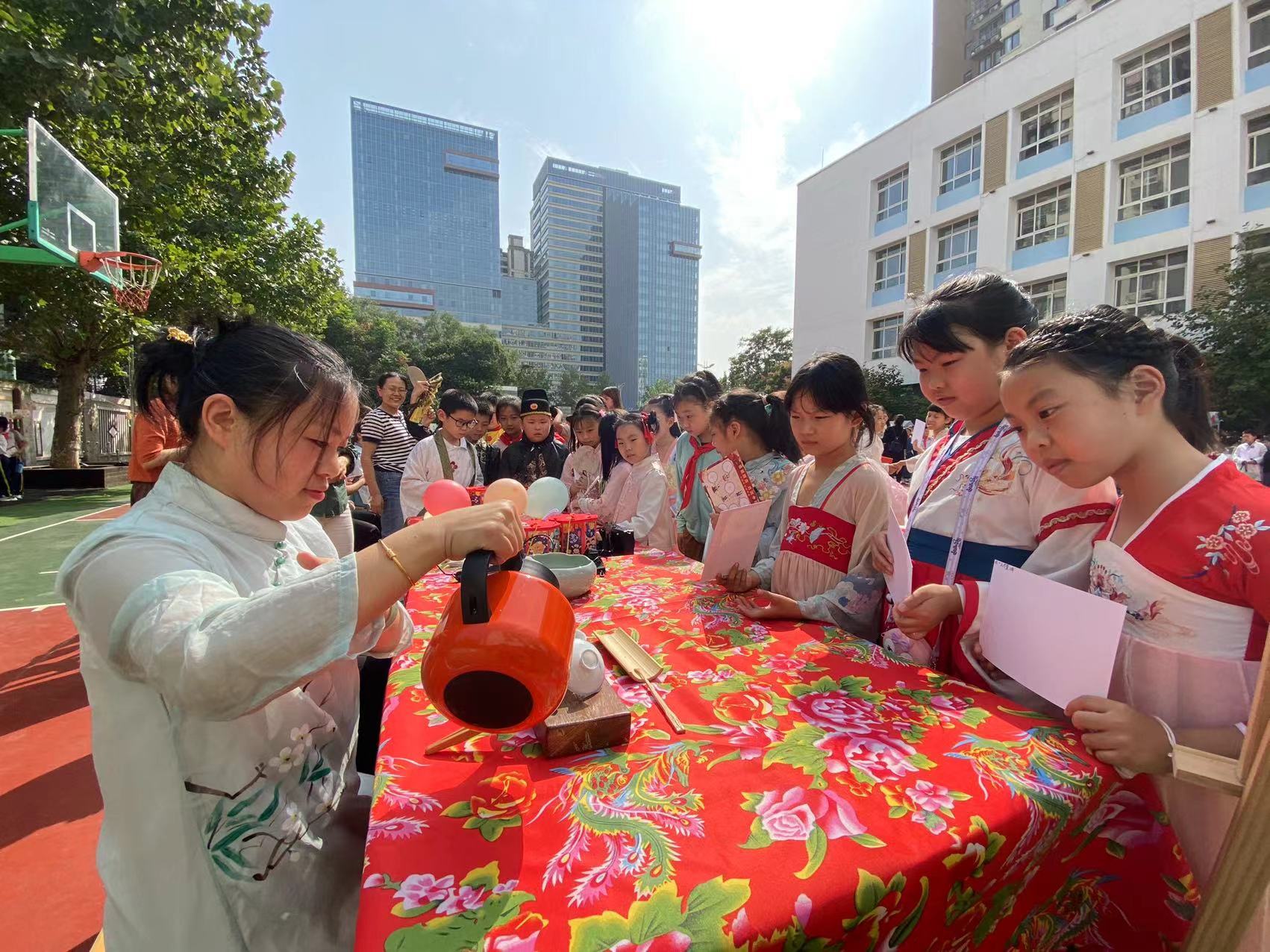 济南市德兴街小学举办“中秋遇上国庆 国潮主题市集”活动