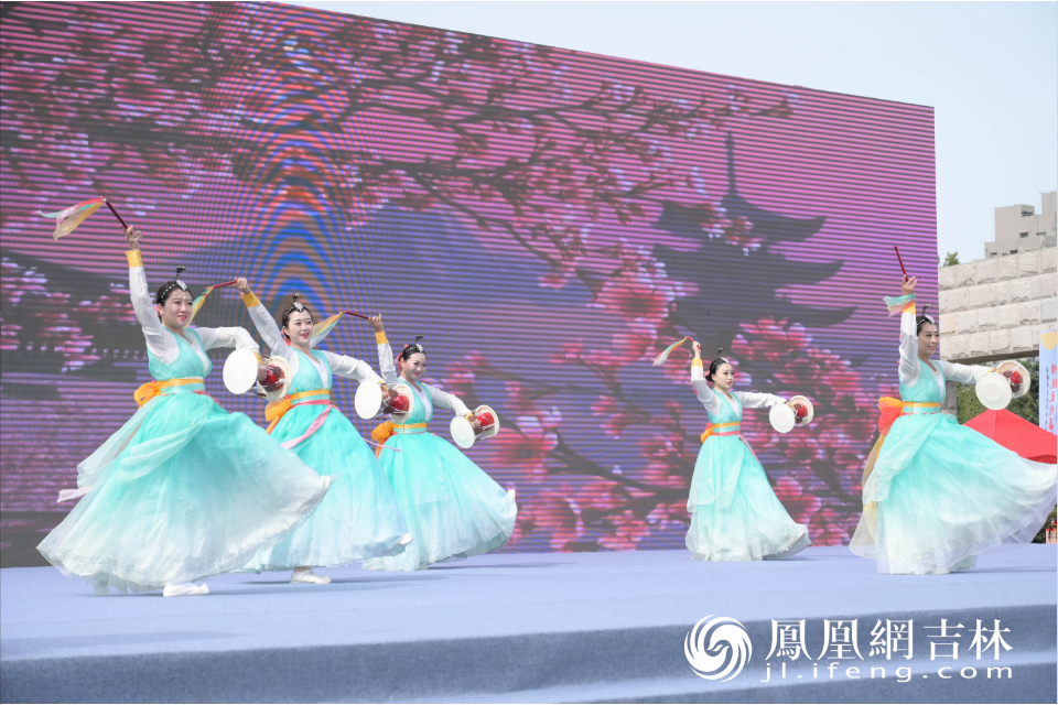活动现场朝鲜族民族特色文艺演出。凤凰网吉林 刘博义/摄