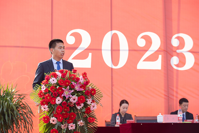 副校长李照主持开学典礼