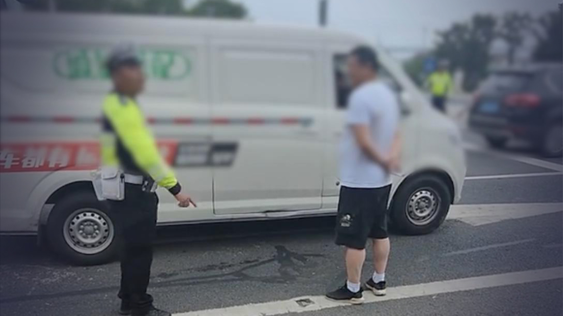 高速一司机插队行驶,交警霸气叫回让其重新排队:“谁不是排了一夜的队”_凤凰网视频_凤凰网