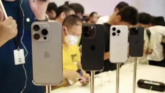 iPhone 15系列发售首个周末:Pro Max上海门店脱销_凤凰网