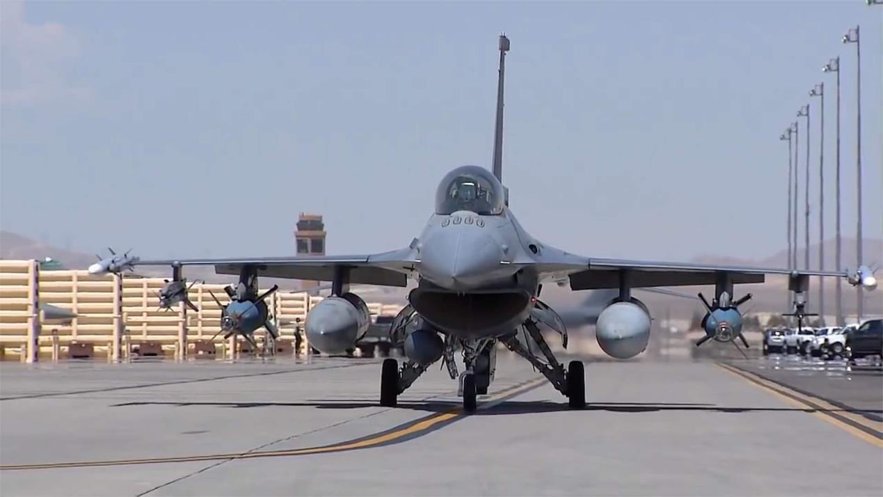 F-16抵达罗马尼亚后，黑海局势将进一步升温。俄方多次指责美国和北约在黑海水域上空展开军事活动。（图为美军F-16战机）
