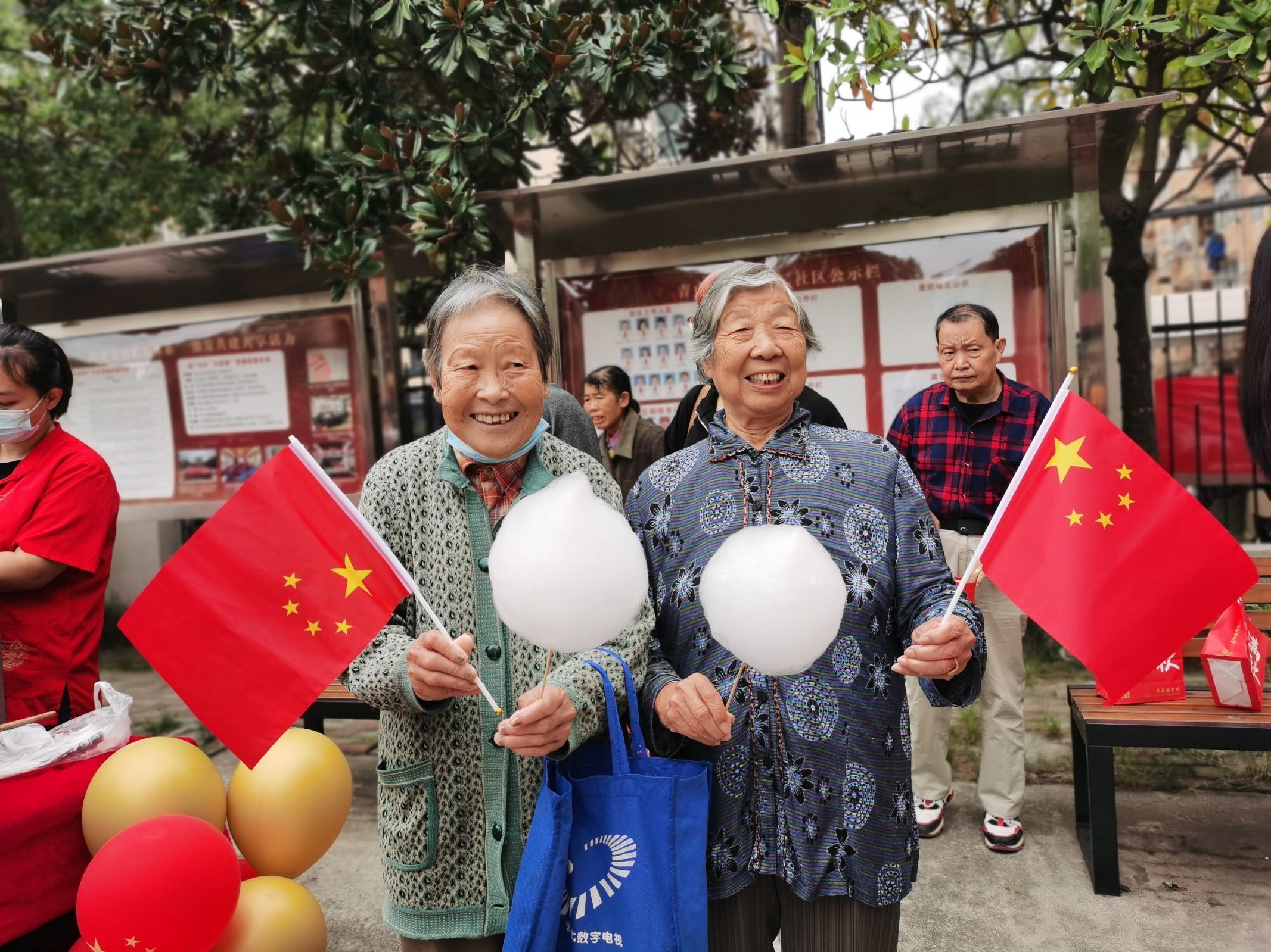 青山镇街道船厂社区开展“迎中秋 庆国庆”文艺汇演