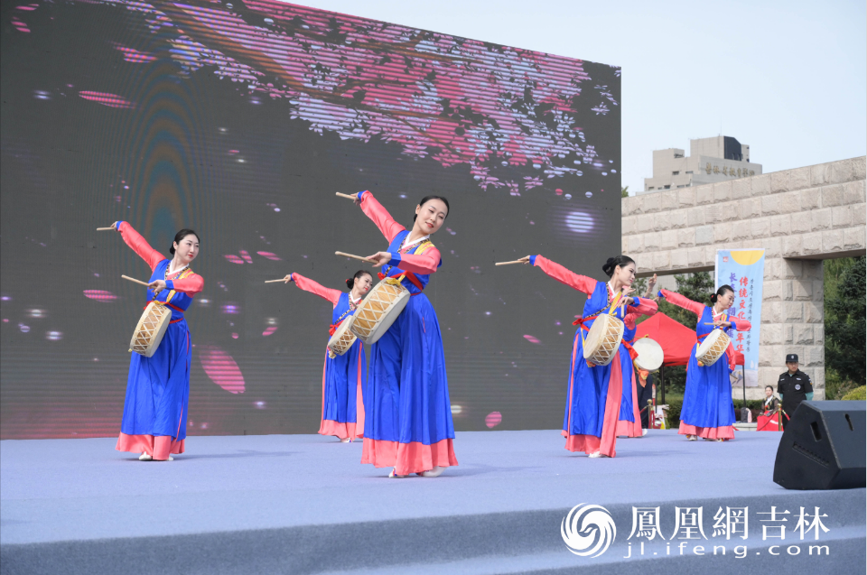 活动现场朝鲜族民族特色文艺演出。凤凰网吉林 刘博义/摄