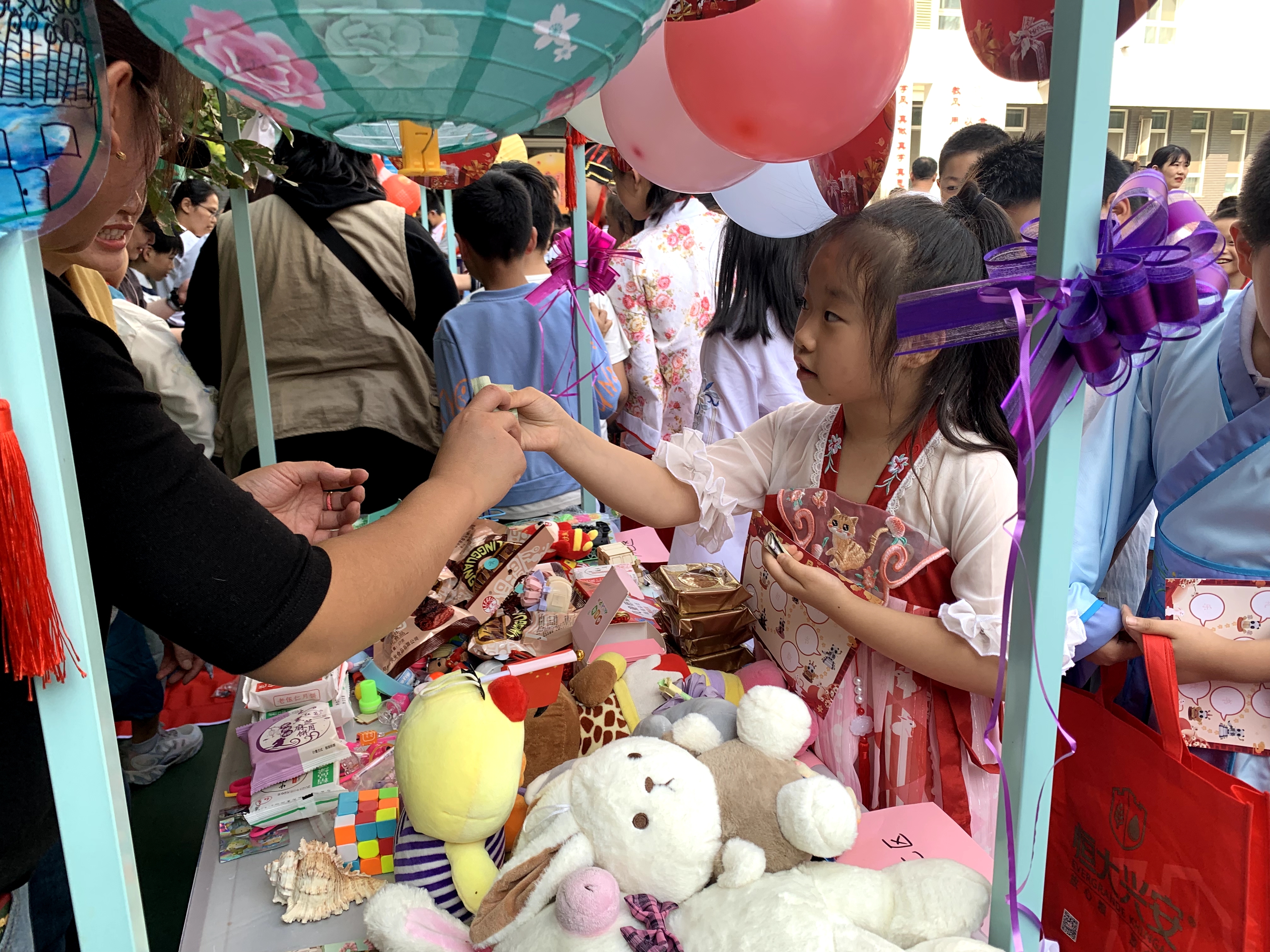 济南市德兴街小学举办“中秋遇上国庆 国潮主题市集”活动