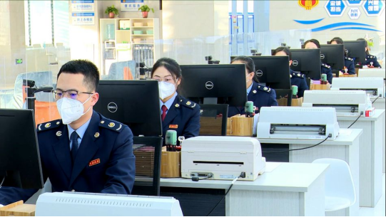 天水市秦州区税务局第一税务分局工作人员在窗口