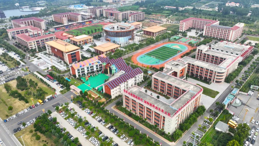 投资10亿元建成邹城市唯一的十五年一贯制高品质寄宿制学校——北大新世纪学校