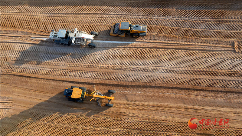 无人驾驶碾压技术首次在灵华项目使用