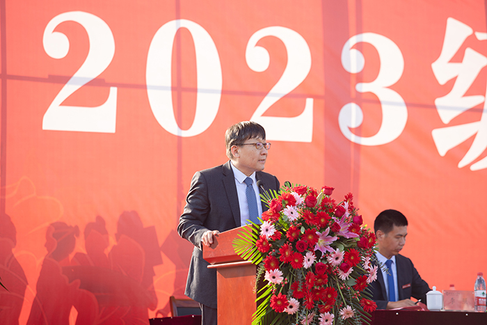 常务副校长张庚灵教授宣读表彰教师优秀教学团队和个人的决定