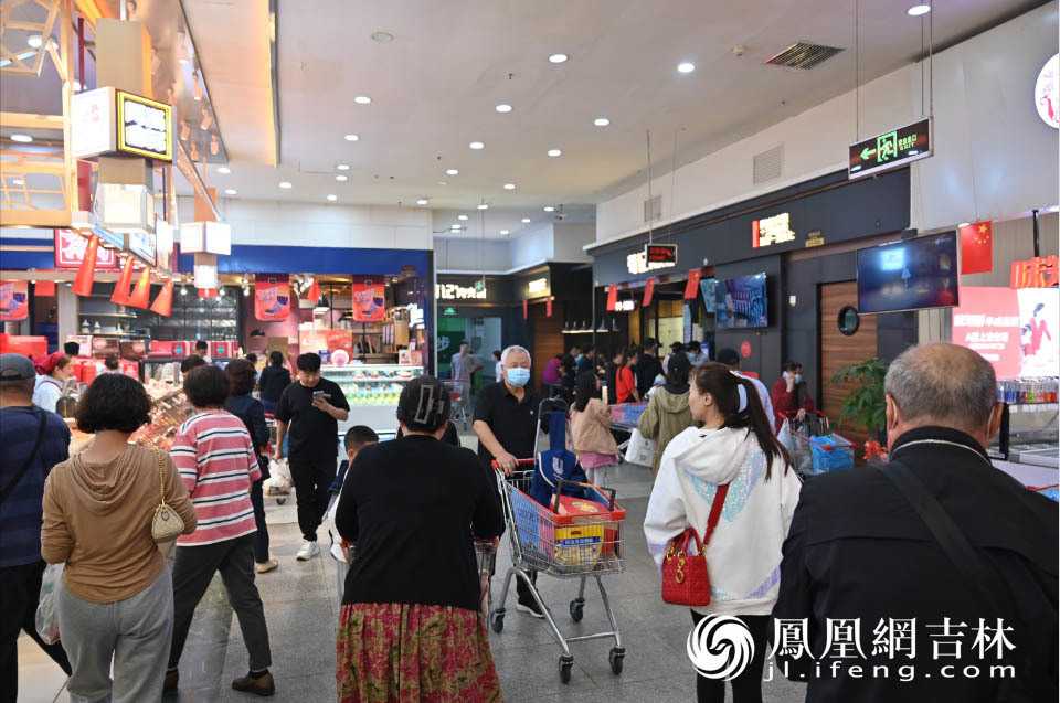 随着中秋和国庆双节的临近,吉林省各大商场的顾客数量开始增多。凤凰网吉林刘博义/图