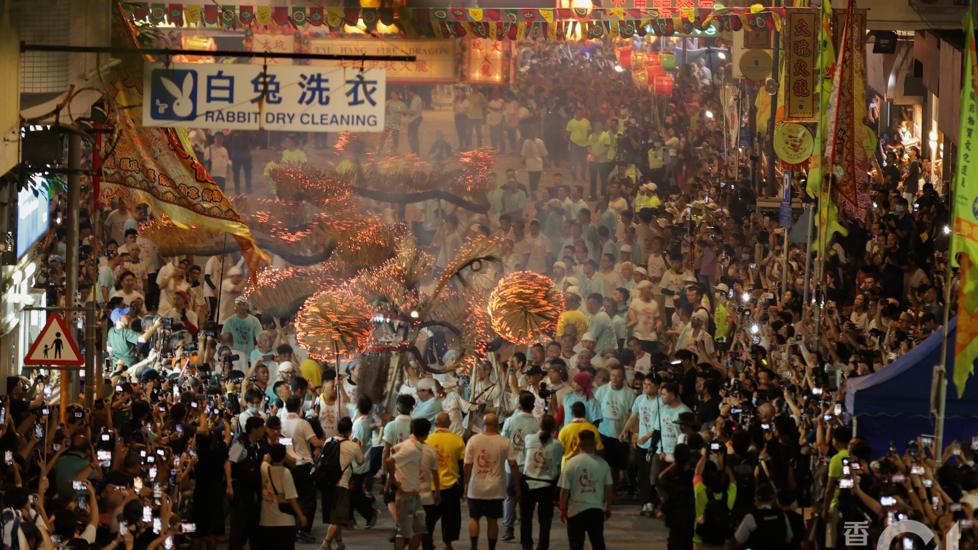 香港大坑舞火龙疫后回归 连舞3日庆中秋