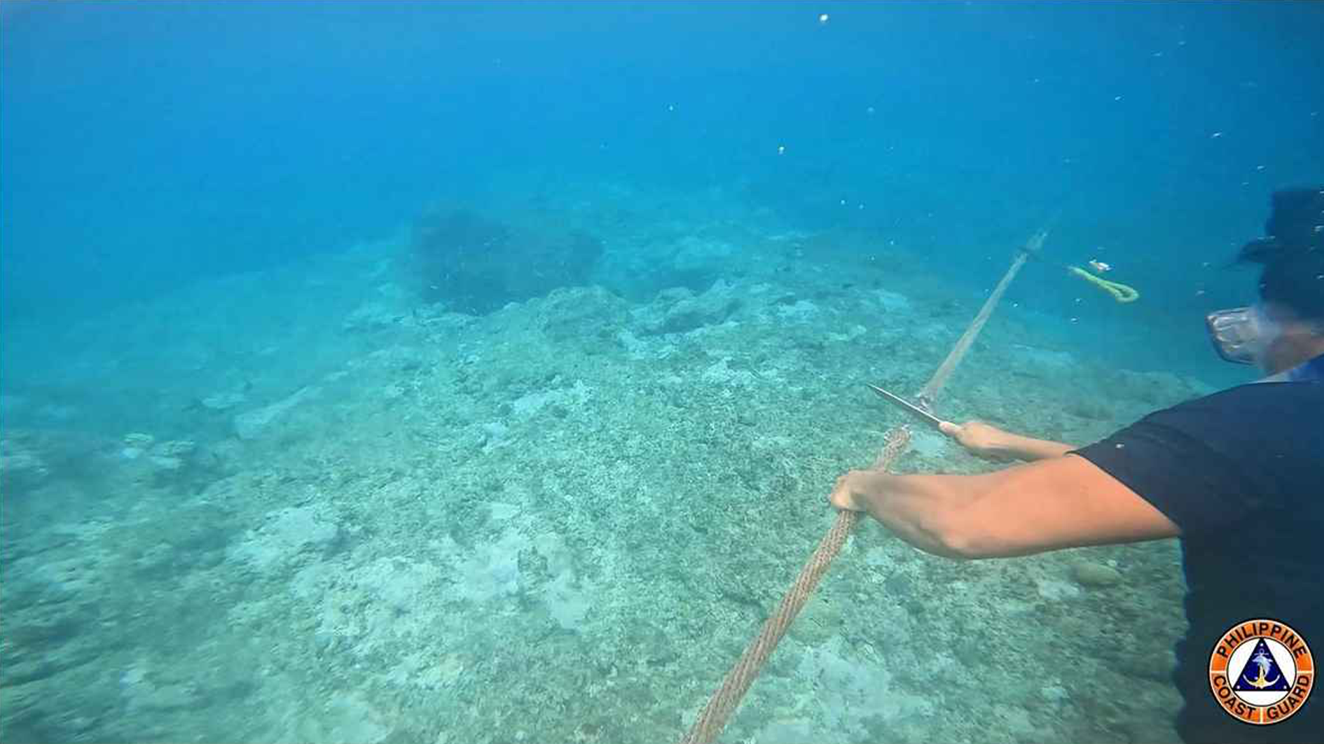 菲律宾擅拆中国在黄岩岛海域的漂浮屏障