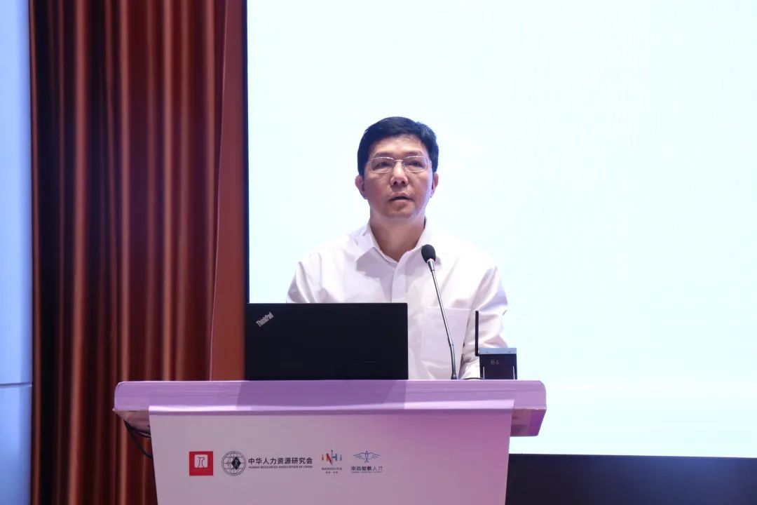 南海区委常委、组织部部长潘伟华发言。