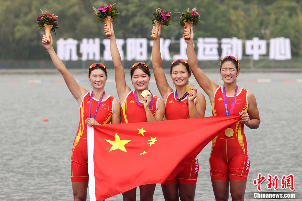 女子四人双桨金牌获得者 中新社记者 汤彦俊 摄