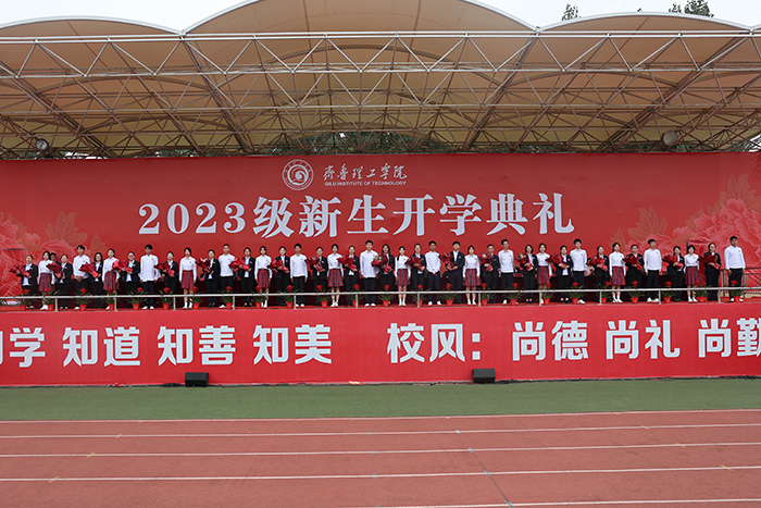 学生为教师代表献花