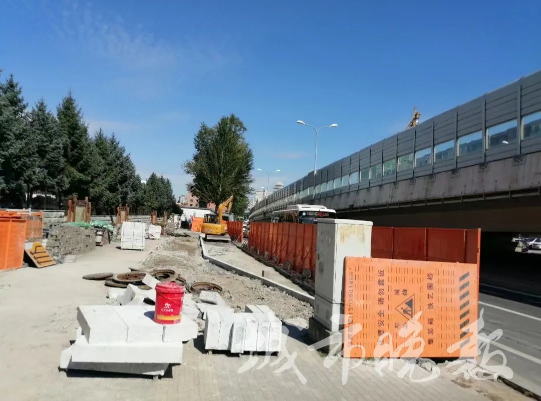 “港湾式”候车站正在施工中 城市晚报全媒体记者 刘佳雪 摄