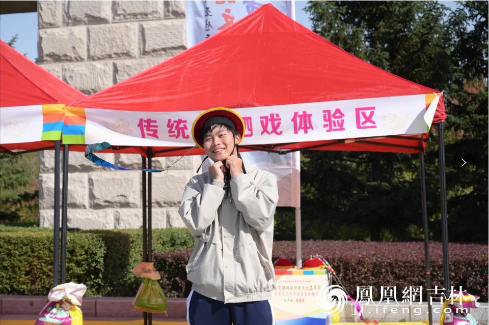 游客体验朝鲜族甩象帽游戏。凤凰网吉林 刘博义/摄