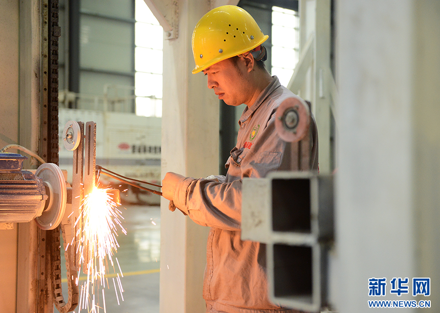 9月23日，河南省许昌市德通智能科技股份有限公司生产车间，工人在焊接生产设备。