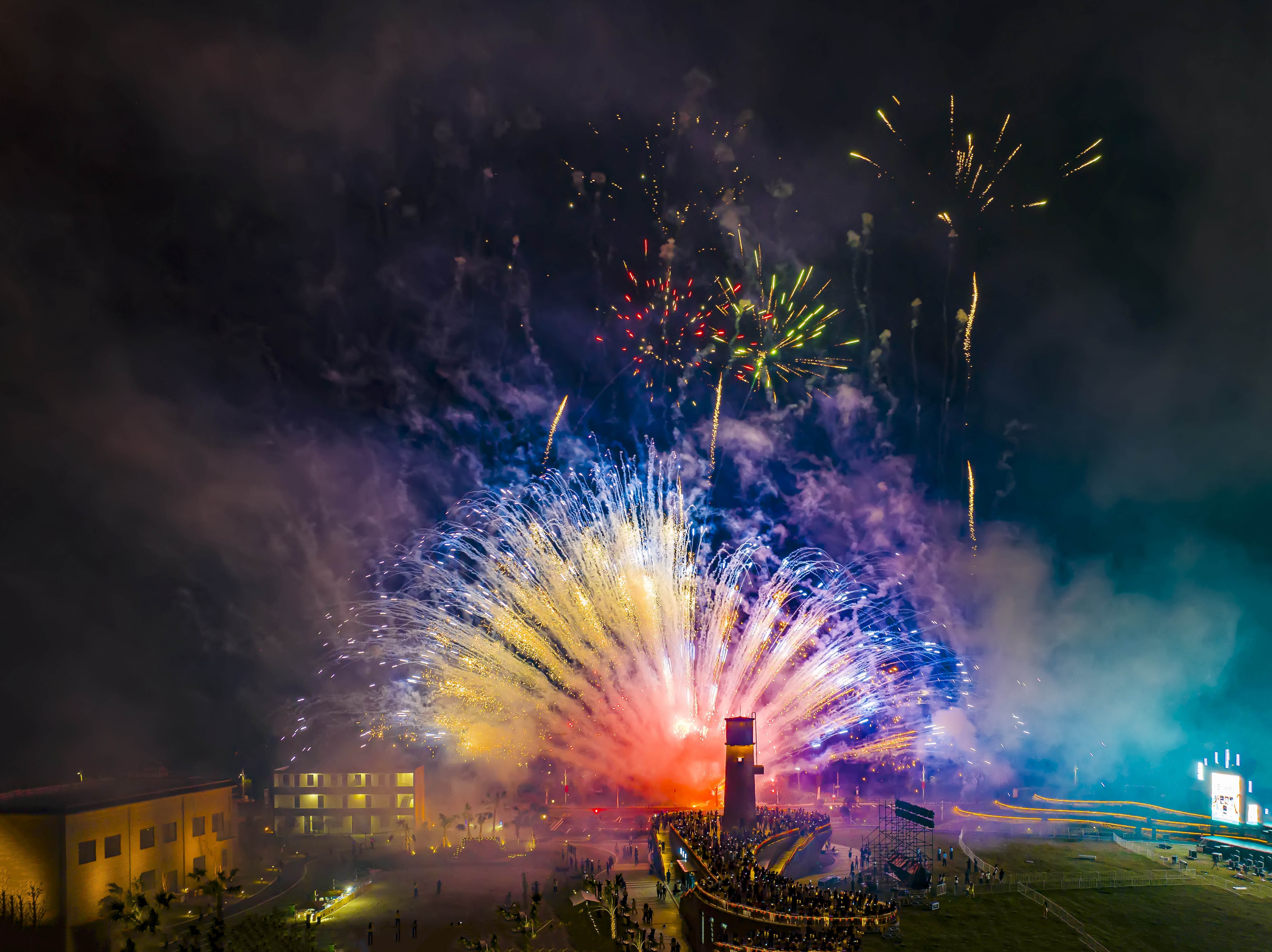 九江永修县：璀璨绚丽烟花迎中秋、庆国庆