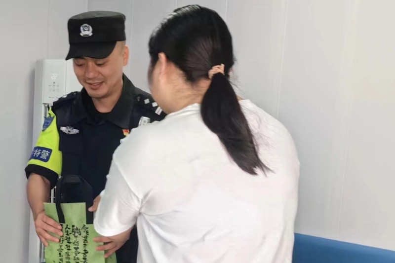 市民给特警队员送去月饼。 受访者 供图