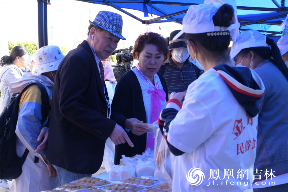 游客品尝购买朝鲜族传统美食。凤凰网吉林 刘博义/摄