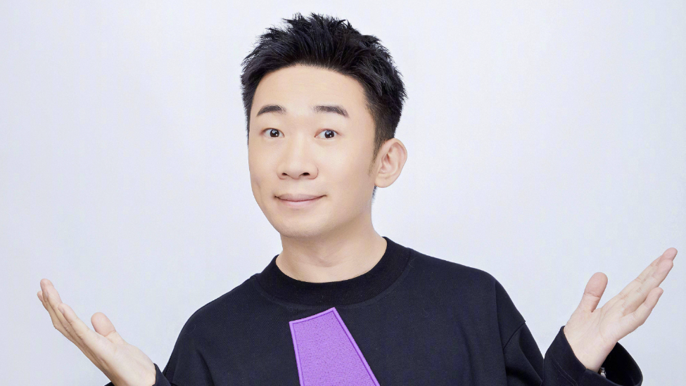 杨迪辟谣丽江古城街道的yd刻字不是我刻的