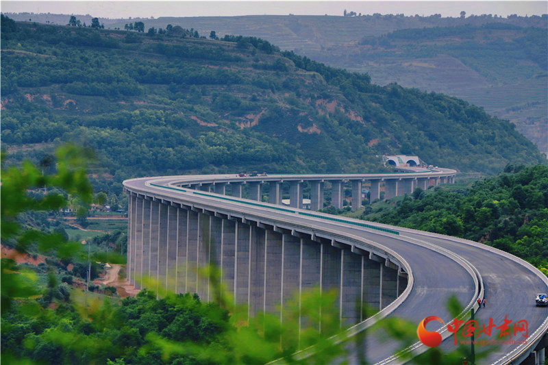 梁原特大桥桥面