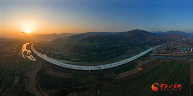 落日映照下的汭河大桥