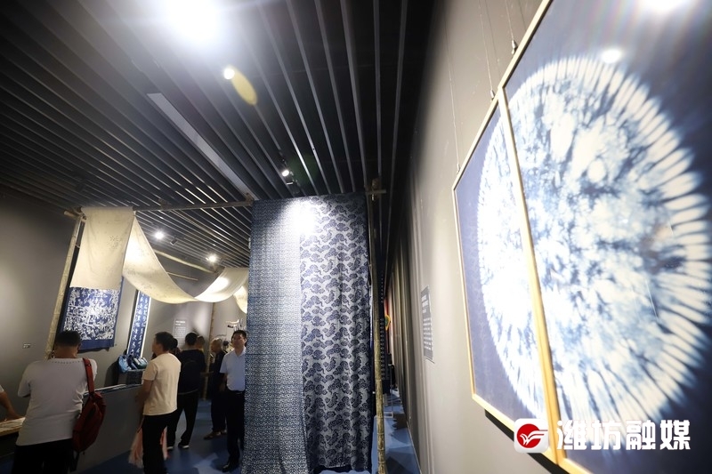 市民在蓝印花布展位前参观。