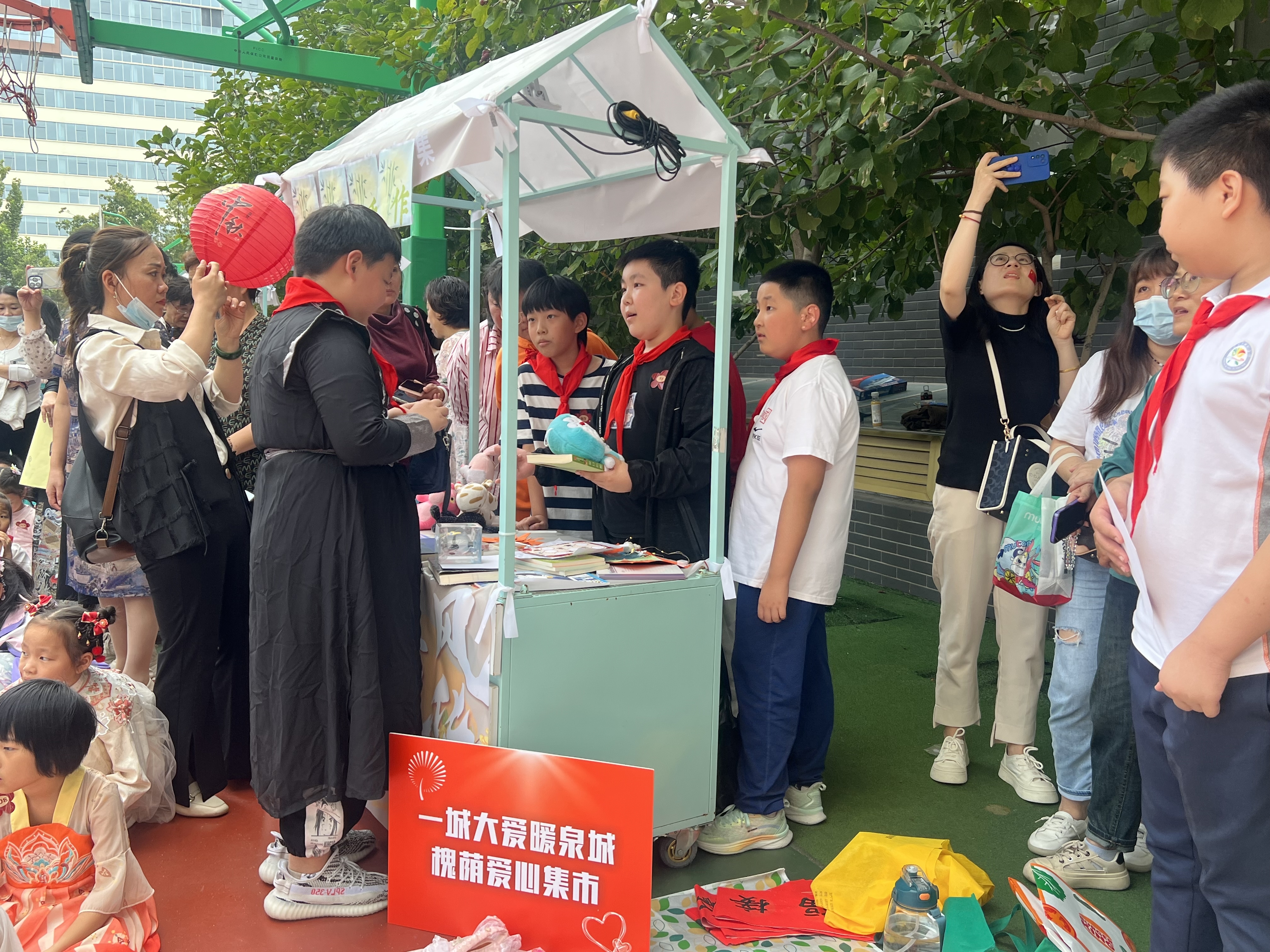 济南市德兴街小学举办“中秋遇上国庆 国潮主题市集”活动