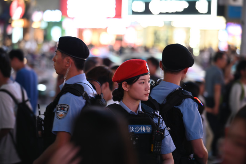 中秋夜里，五一商圈人流量大，特警执勤守护。 长沙晚报通讯员 邓孟军 摄