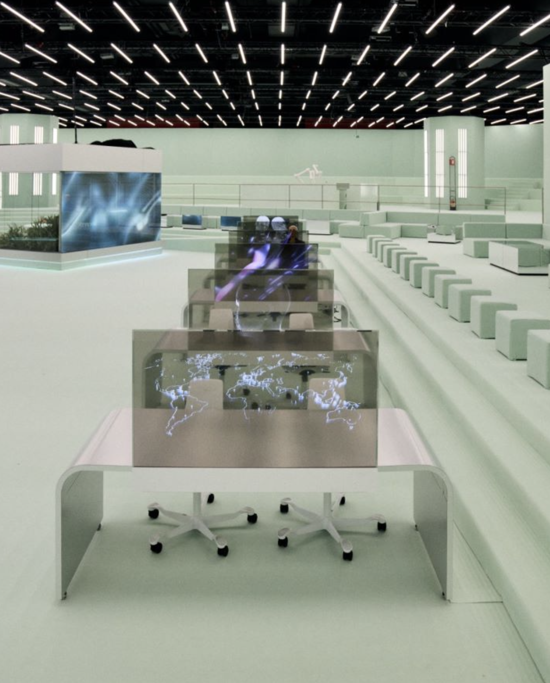 “CORPCORE”：BOSS 2023秋冬系列时装秀重释品牌传承代码，亮相BOSS 科技乌托邦空间