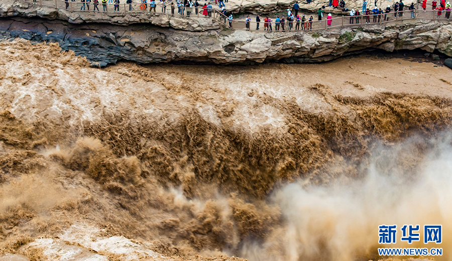 9月21日无人机拍摄的黄河壶口瀑布"金瀑飞流"景观.