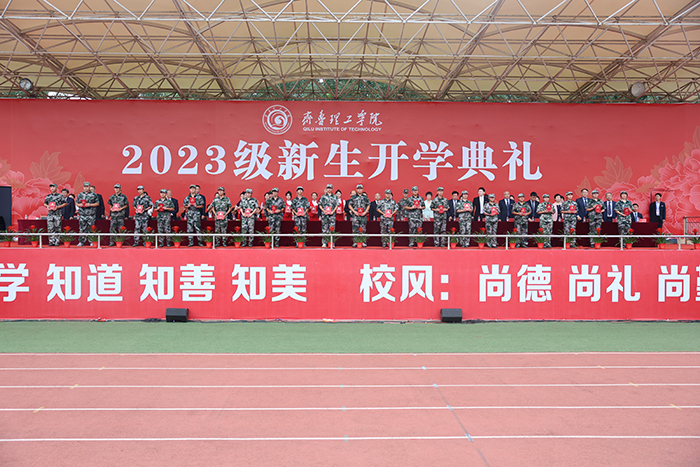 训练标兵代表上台领奖