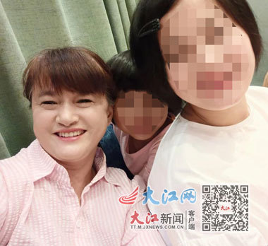 卜荣仙(左)与两名“女儿”的合影。