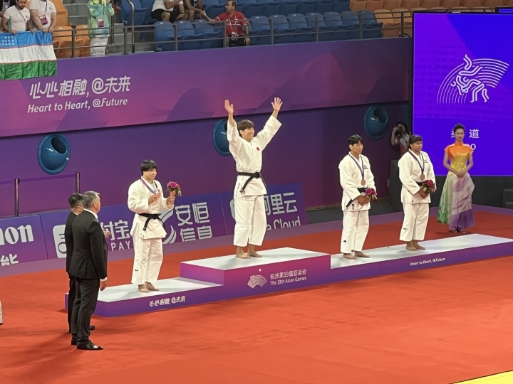 中国选手马振昭在女子柔道-78公斤级比赛中获得冠军。记者 胡静漪 摄