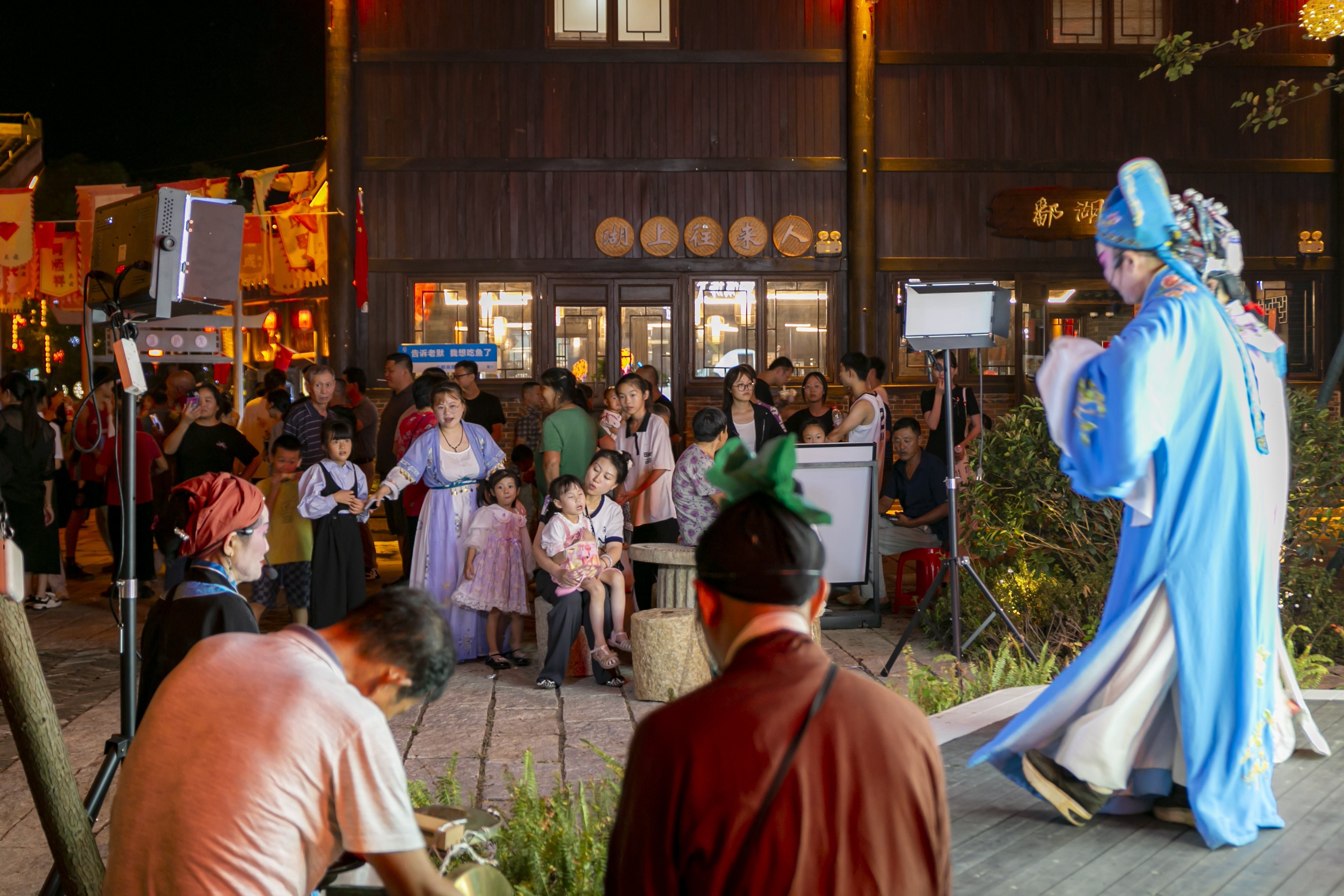 九江永修县：璀璨绚丽烟花迎中秋、庆国庆