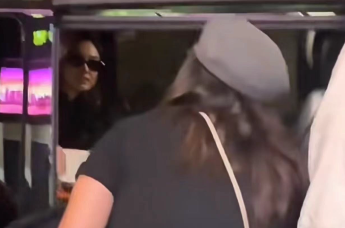 杨颖被偶遇观看Lisa疯马秀表演 穿着休闲在工作人员陪伴下离开